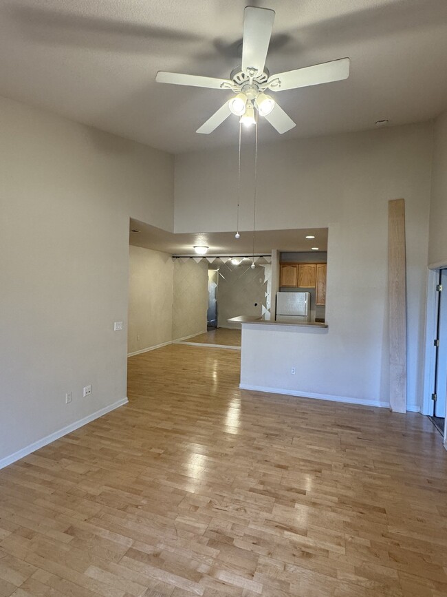 Building Photo - Bright Top Floor Condo with Vaulted Ceilin...