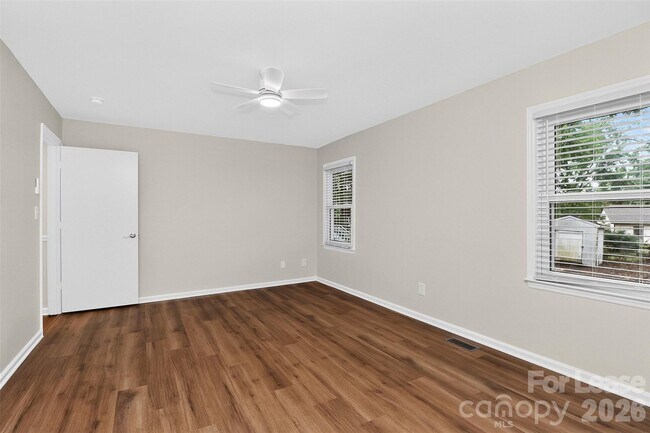 Building Photo - 11122 5 Cedars Rd