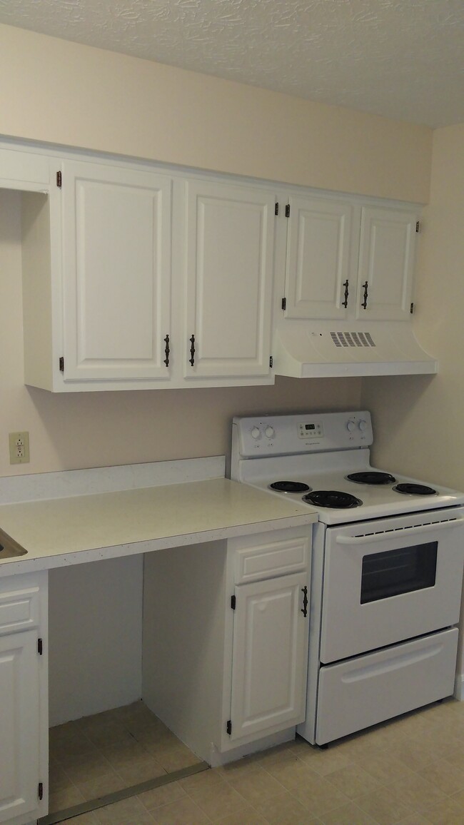 Stove and wall cabinets - 5190 Emil Ave SW