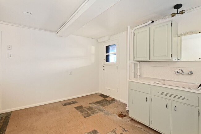 Building Photo - 3 Bedroom Home in Rainer Beach - Beautiful view over Lake Washington