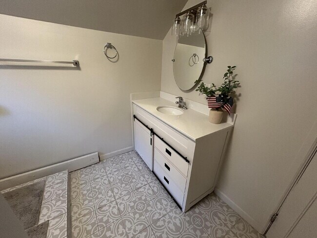 Building Photo - "Charming 2-Bedroom Haven in the Heart of ...
