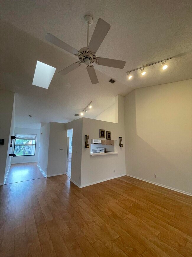 Building Photo - 10910 Lakemore Ln