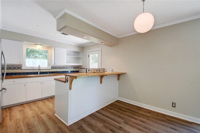 Building Photo - 900 Aurora Cir