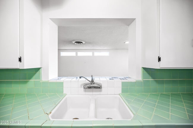 Building Photo - 4039 E Cambridge Ave