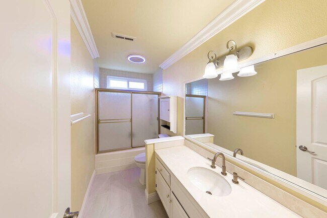 Building Photo - 4 bed 3 bath POOL on HUGE Lot!