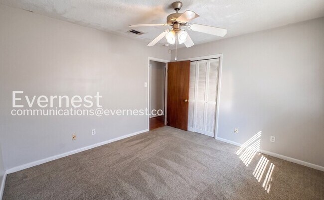 Building Photo - 3 Bed, 2 Bath Home with Fenced Yard & Garage / Pet-Friendly / Available Now!