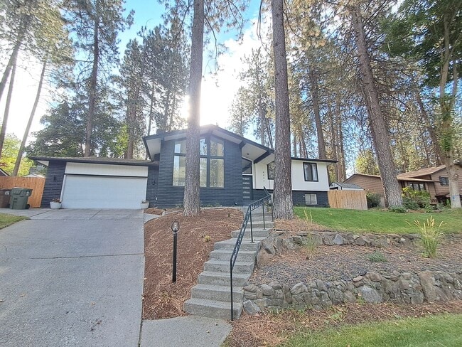 Building Photo - $3,200 -5 Bed / 3 Bath- Home with Fully Fe...