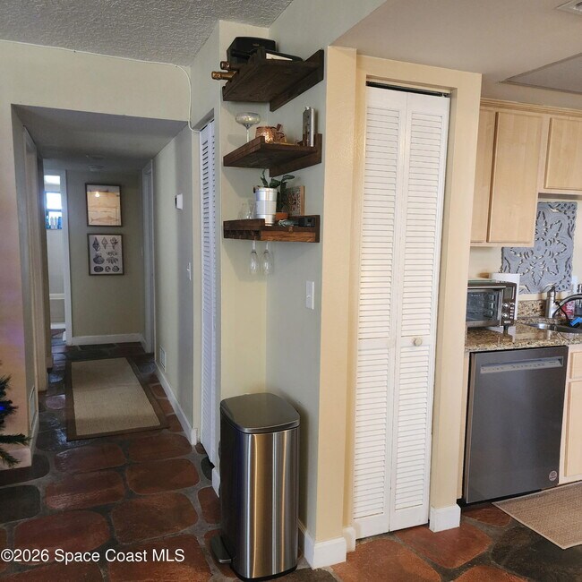 Building Photo - 1145 N Shannon Ave