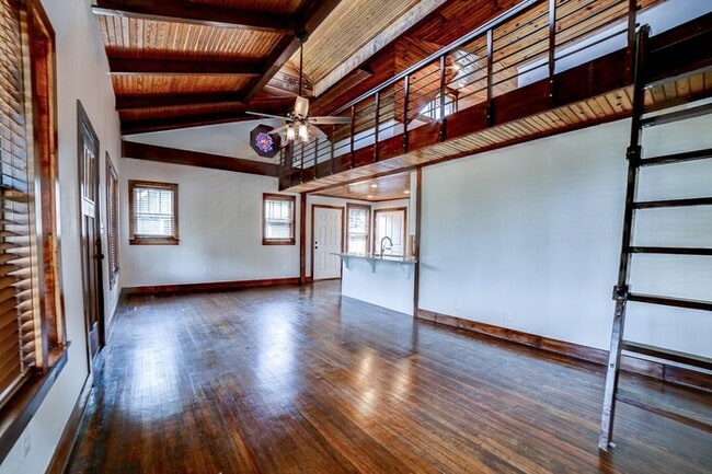 Building Photo - 812 S Columbia Ave