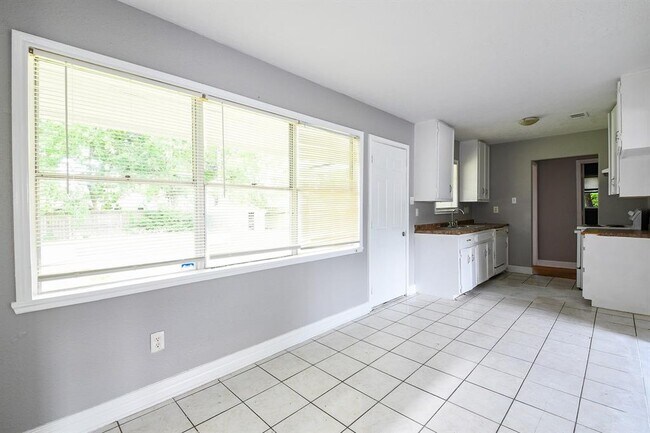 Building Photo - 1623 Camille St