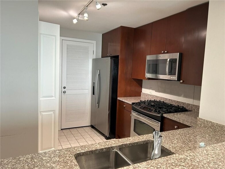 Building Photo - 3338 Peachtree Rd