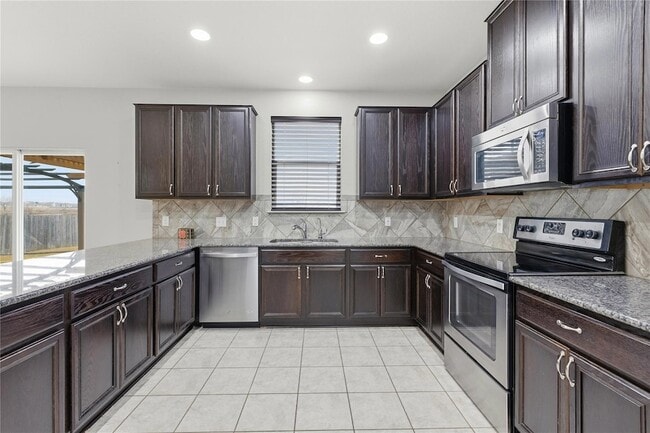 Building Photo - 605 Saul St