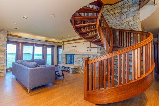 Building Photo - Lake Mendota Dream Home in Desirable Sprin...