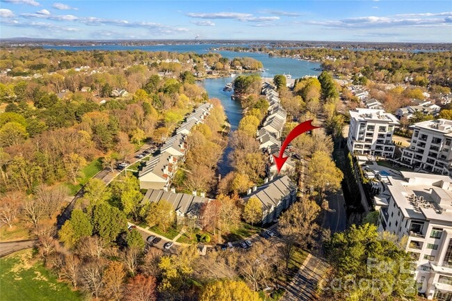 Building Photo - 19843 Henderson Rd