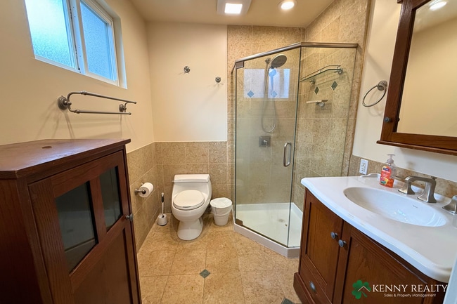 Building Photo - 136 Rosewood Way