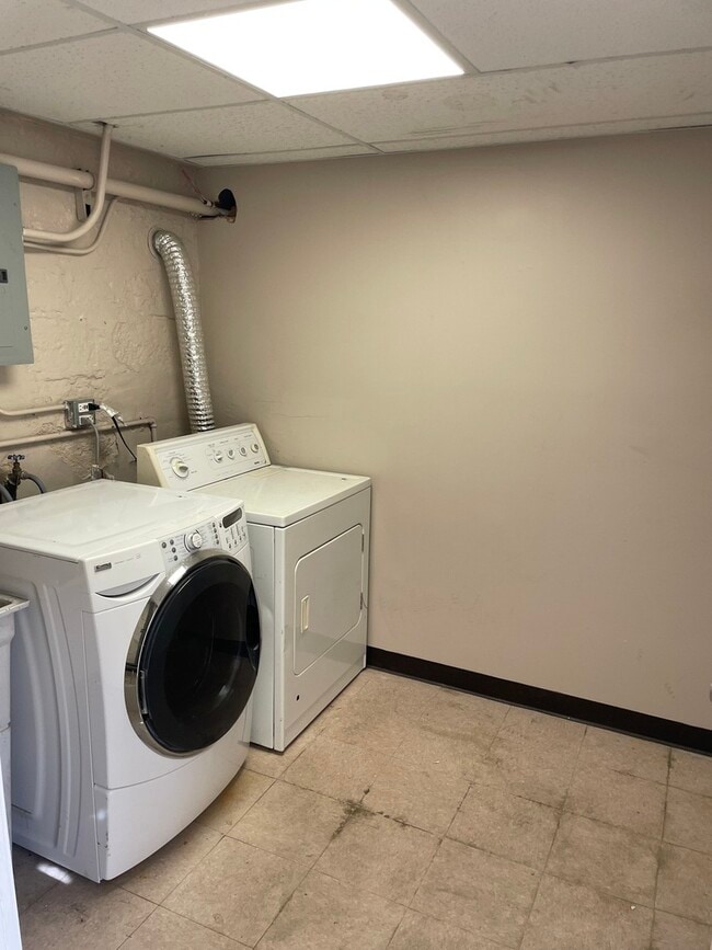 Building Photo - 714 Broadway Ave