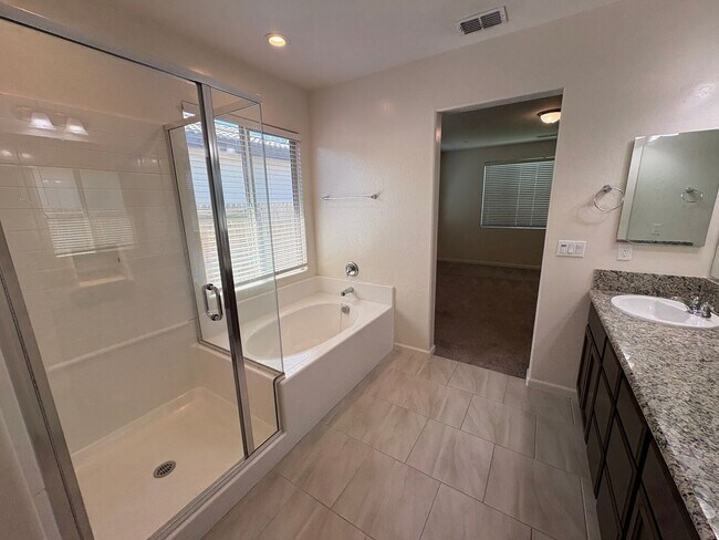 Building Photo - Comfortable NW Visalia Home Rent Ready!