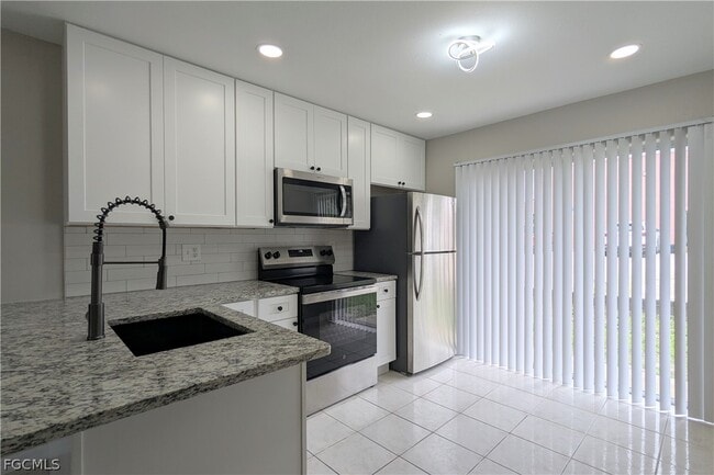 Building Photo - 427 NE Pine Island Ln