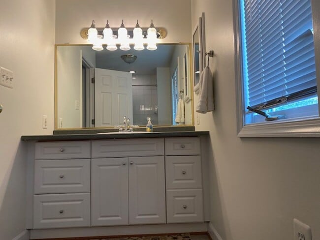 Building Photo - Riverside Drive