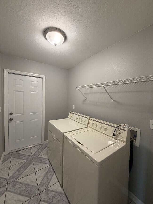 Building Photo - Morriston - 19 ACRE HIDDEN GEM!! **Won't Last**