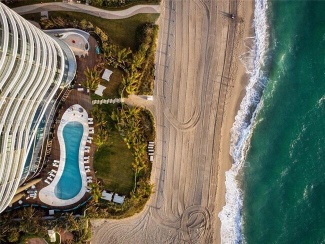Building Photo - 15701 Collins Ave