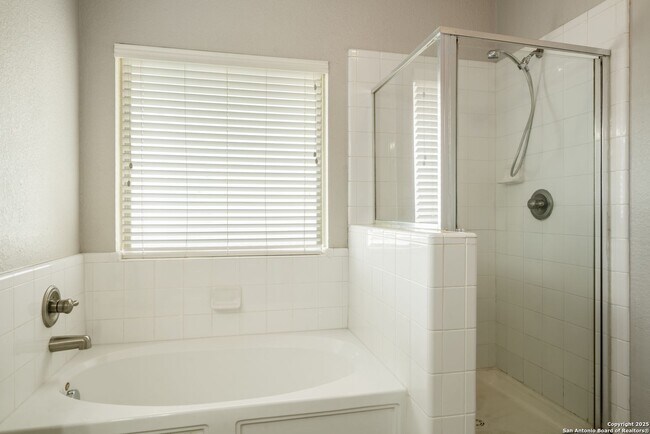 Building Photo - 4 bedroom, 2 1/2 bath located in Lakeview ...