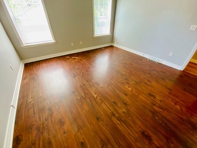 Building Photo - {1601} Spacious Duplex + Two Car Garage + Finished Basement + Fort Osage School District