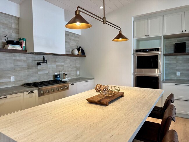 Building Photo - 1910 Raymond Ln