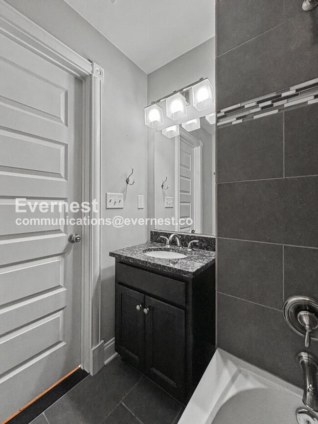 Building Photo - 4 Bed/3 Bath Townhome with In-Unit Laundry / Available Now!