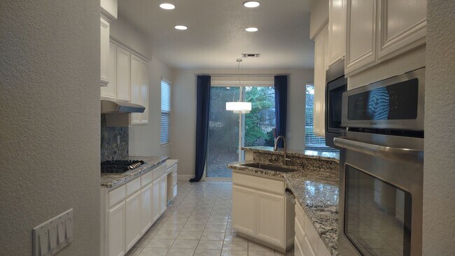 Building Photo - 6121 Lockridge Dr