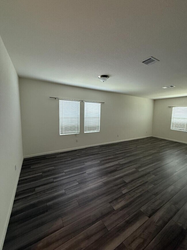 Building Photo - 401 Wren Ln