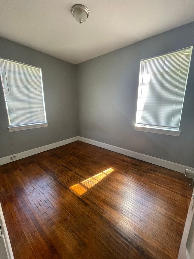 Building Photo - This 2 bed 1 bath duplex home is all brick...