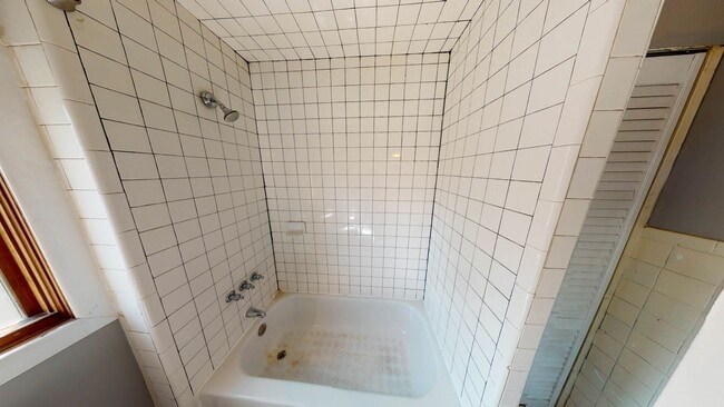 Building Photo - 4 Bedroom / 1 Bath Home For Rent!