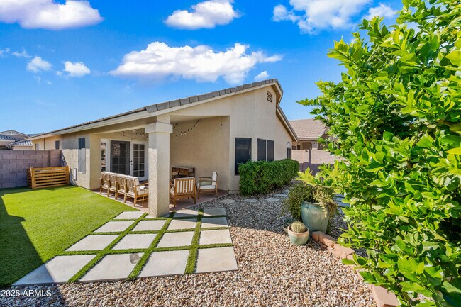 Building Photo - 2508 E Paraiso Dr