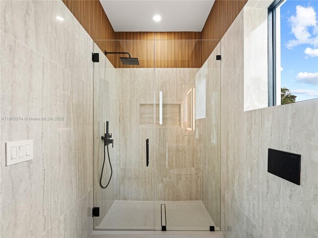 Building Photo - 543 NE 109th St