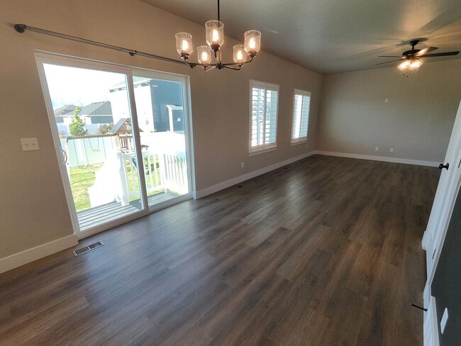 Building Photo - Spacious 4 bed/2.5 bath Home!