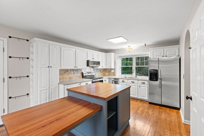 Building Photo - Rare Find in Kensington South – Park Views...