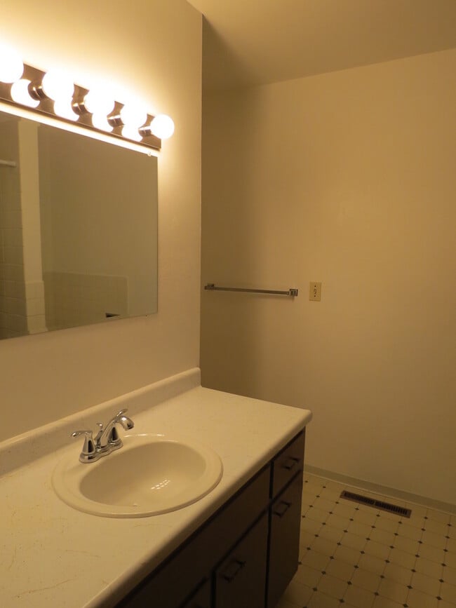 Building Photo - 3 BEDROOM | 2 BATH | SPACIOUS RAPID VALLEY...