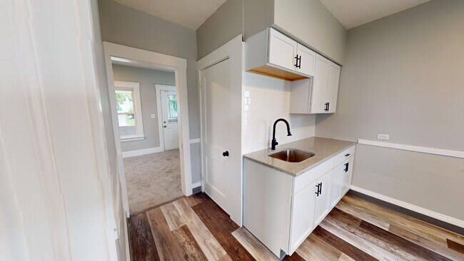 Building Photo - Old Brooklyn Area - 3 Bedroom Single Famil...