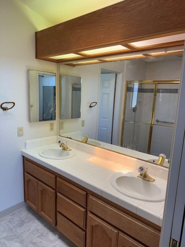 Building Photo - Modern 4 Bedroom 3 Car Garage Dixon *Star ...