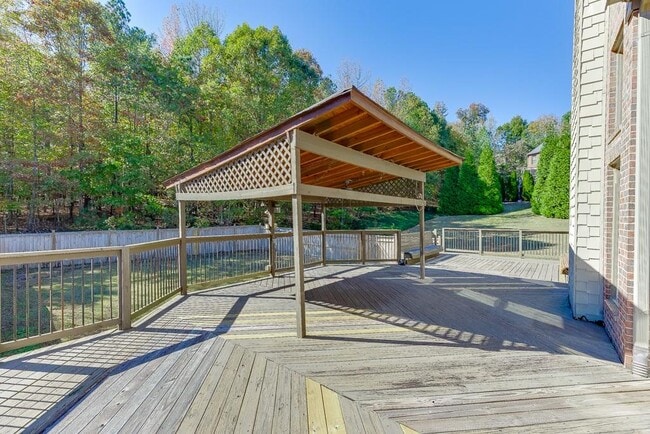 Building Photo - 940 Chateau Forest Rd