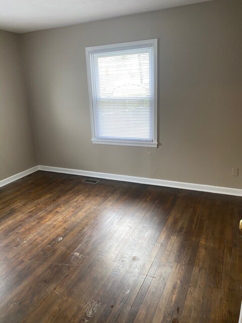 Building Photo - 629 Sylvan Ln