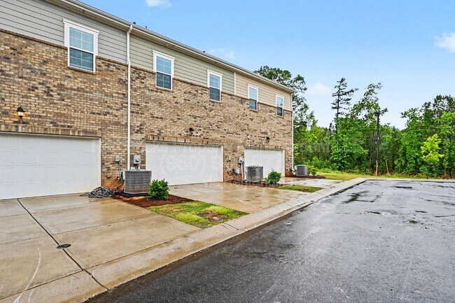 Building Photo - 8009 Whitegrove Rd