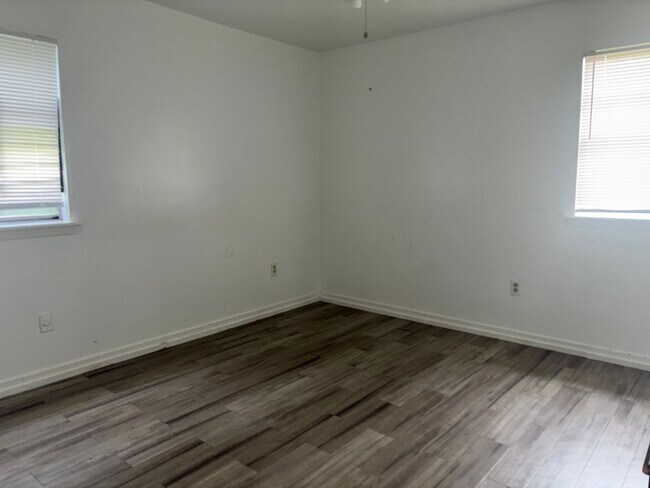 Building Photo - 6560 Lake Forest Dr