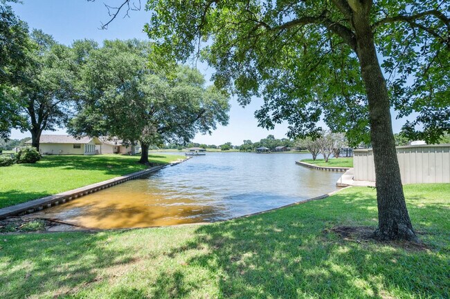 Building Photo - 1012 Chestnut Dr