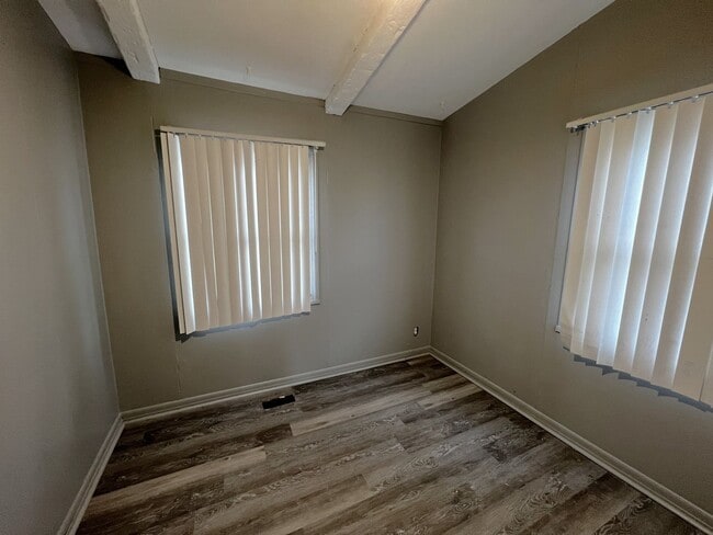 Building Photo - 3BR 1bath House - Available Mid October 2025