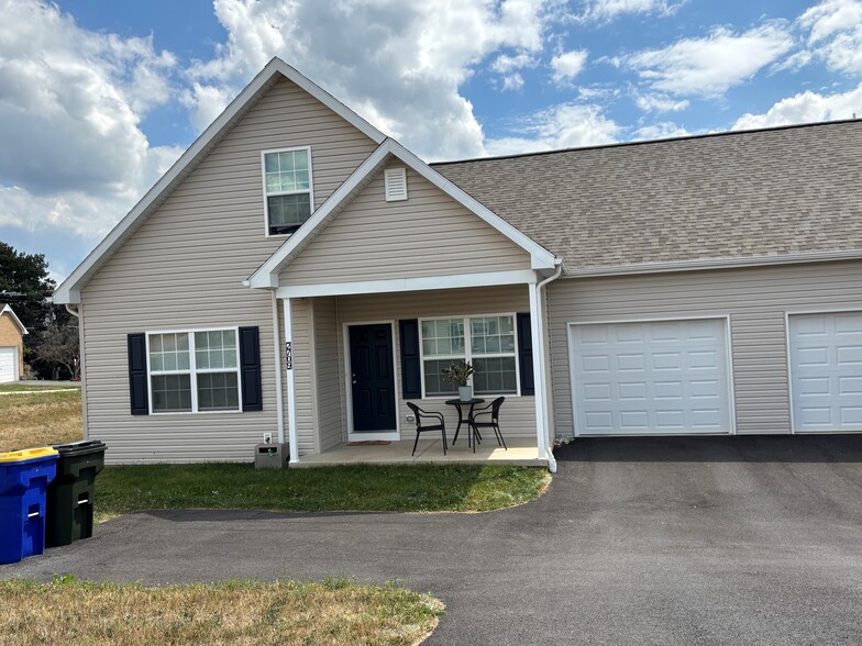 Building Photo - 2737 Blue Field Dr