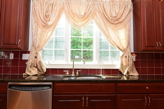 Building Photo - 4 Summit Way