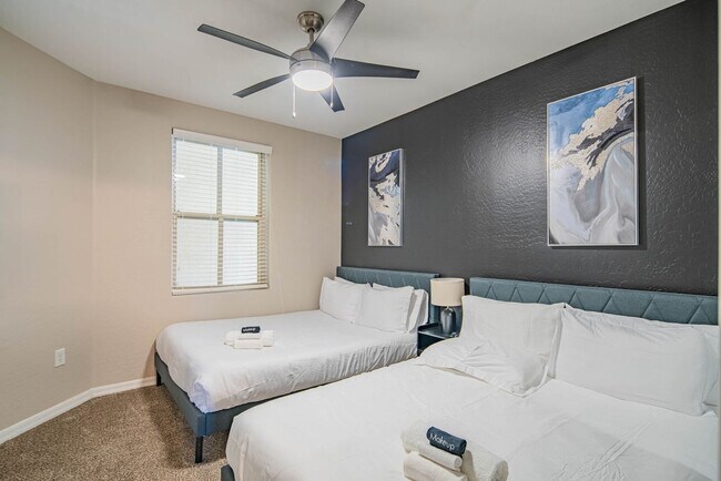 Building Photo - 1275 E University Dr