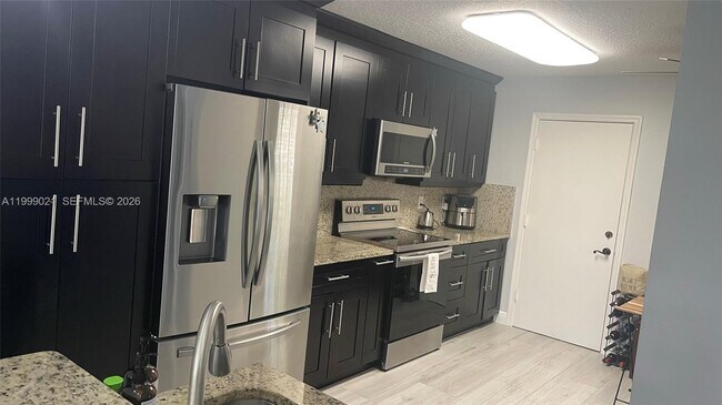 Building Photo - 10138 Royal Palm Blvd